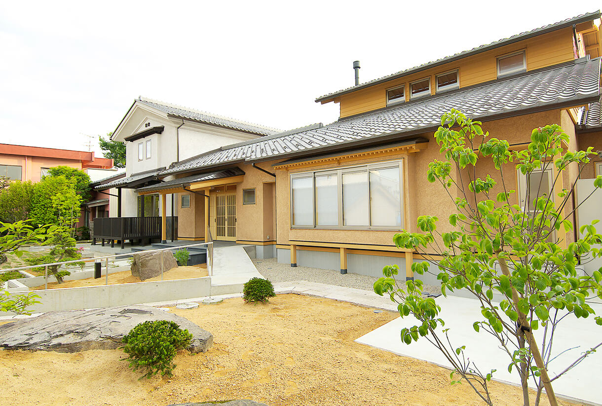 広い庭のある住まいの外観