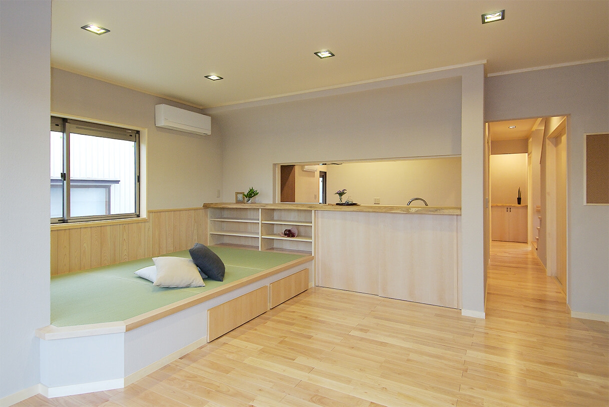 キッチン前に小上がりの畳スペースがあるLDK