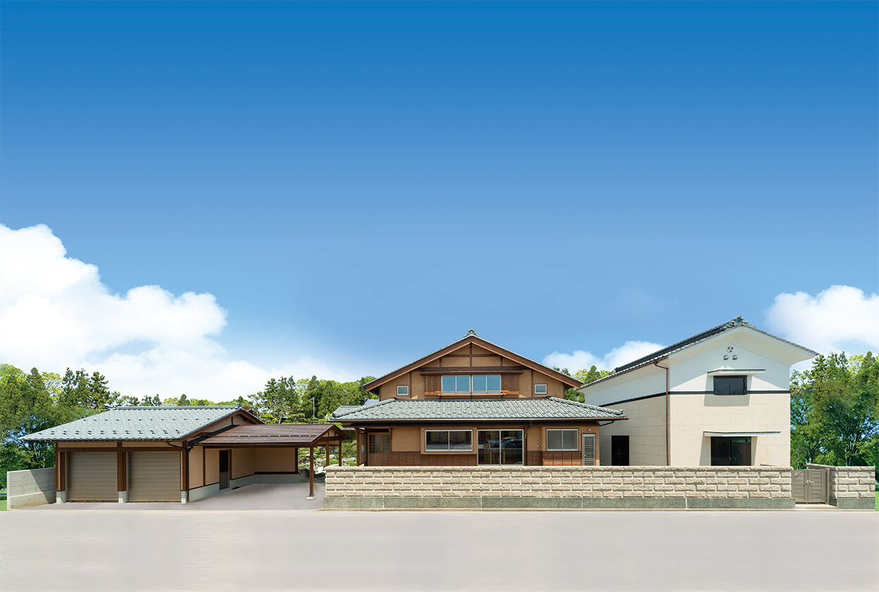 青空の下に建つ3軒の家屋。中央は伝統的な和風住宅、その左には木製のガレージとカーポート、右には白い壁の現代的な住宅がある。