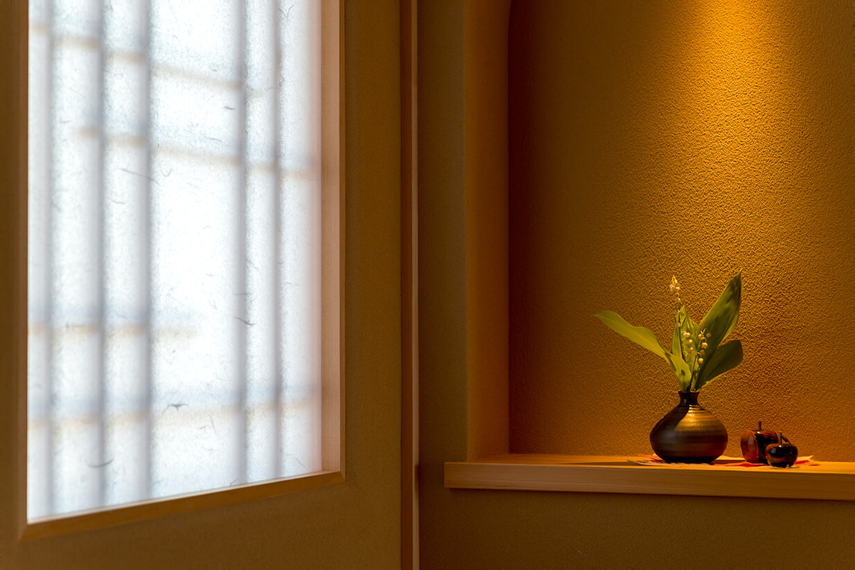 飾り棚の上に花瓶が置かれている