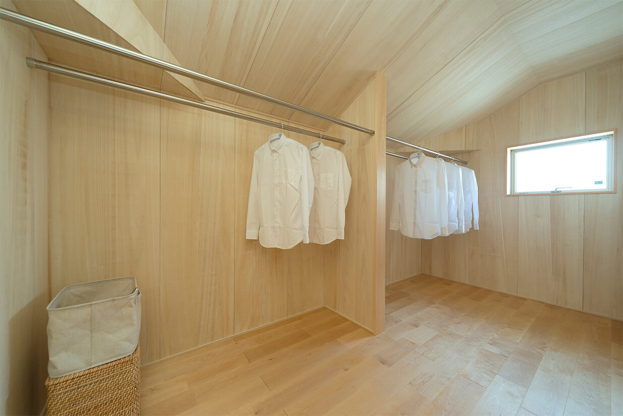 全面木材に囲まれたクローク