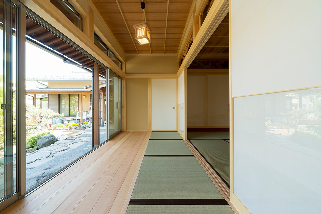 和室と庭と繋がる縁側