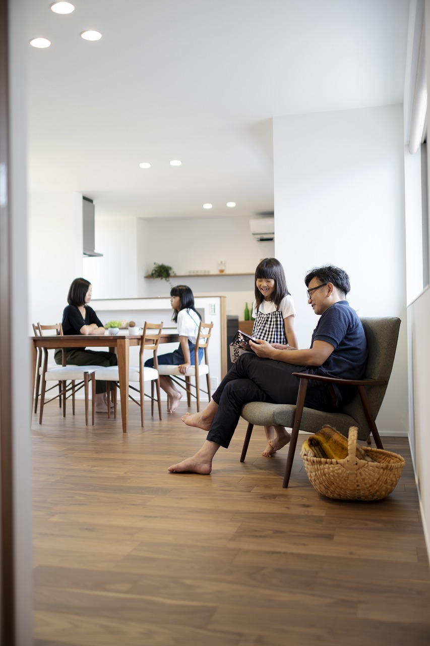 ダイニングでくつろぐ家族の様子