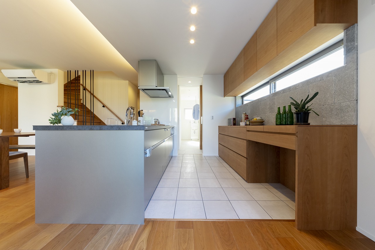 造作カップボードのキッチン