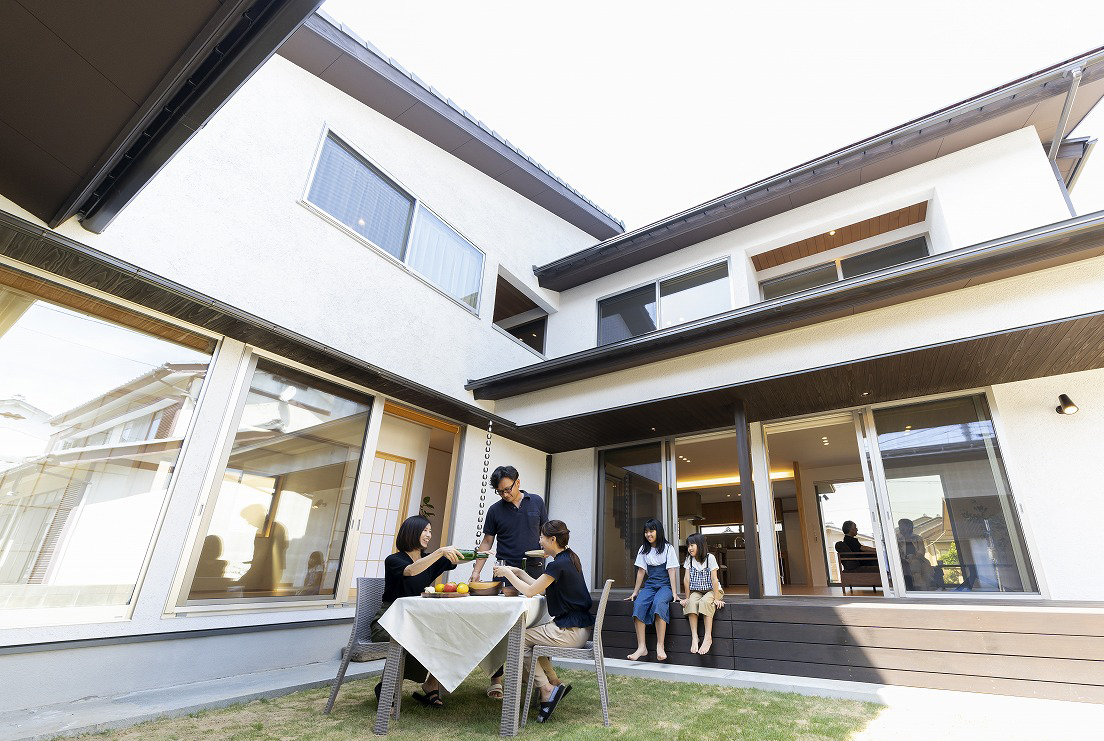 中庭で過ごす家族時間