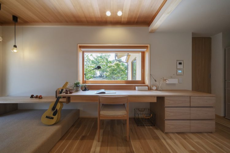 景色を眺める書斎カウンター（永森建設施工事例）