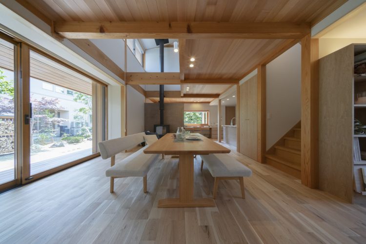 庭の景色を取り込むリビング（永森建設施工事例）