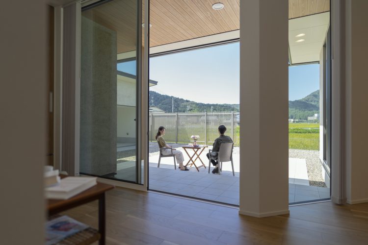 広大な山の景色が見えるデッキ