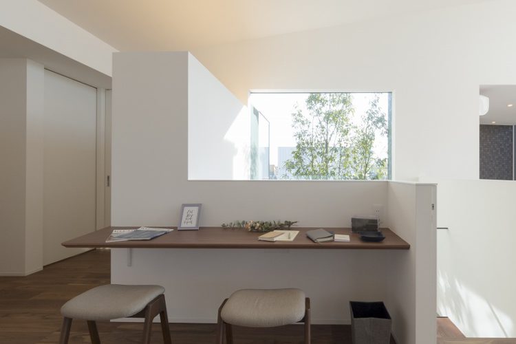 外の緑が見えるカウンターデスク