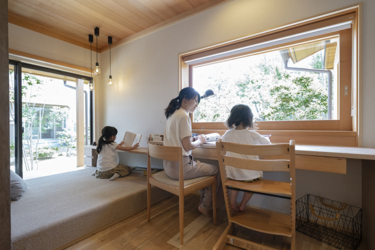 カウンターで作業する親子（永森建設施工事例）