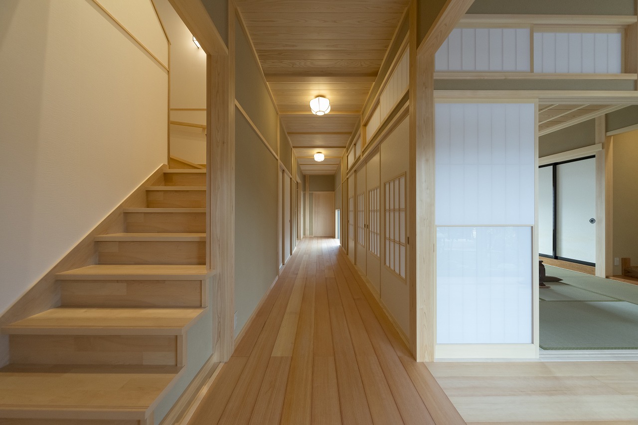 木のぬくもりを感じる廊下