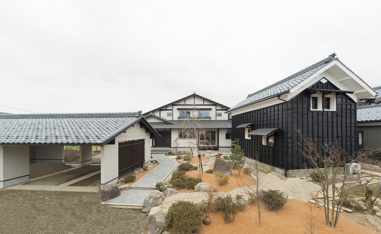 民家風テイストを取り入れた懐かしくも新しい上下分離型二世帯の住まい