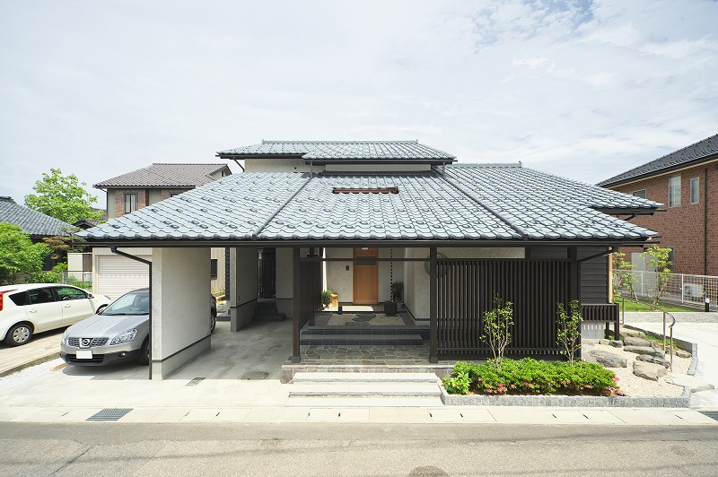 屋根の瓦が美しい外観