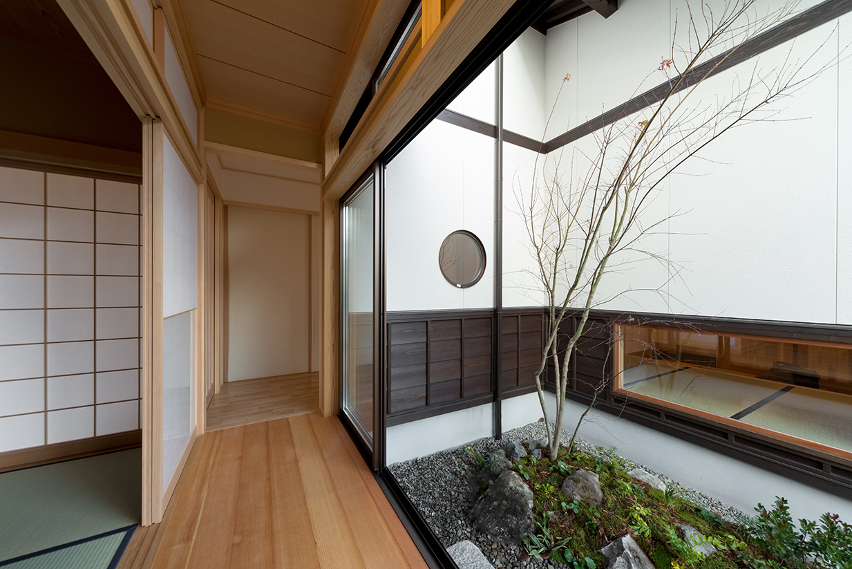 縁側から見える庭の風景