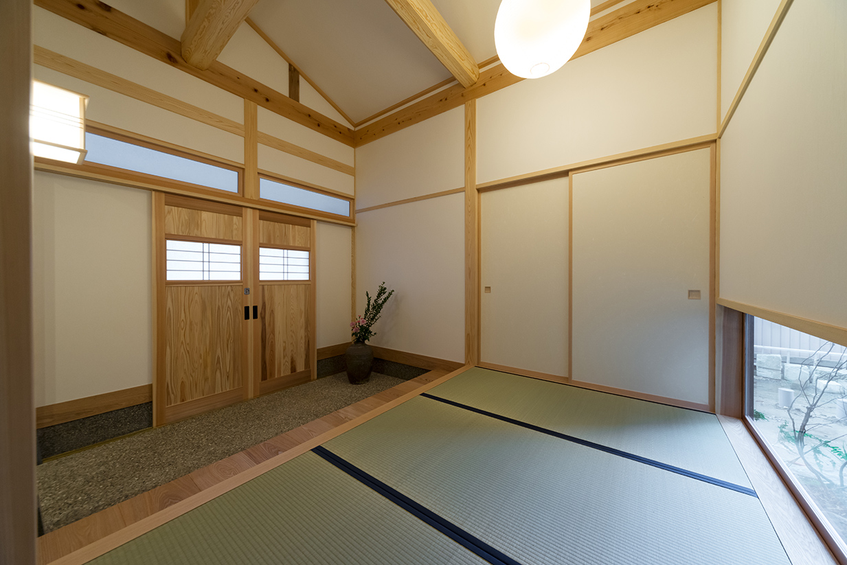 畳の温かみを感じる玄関