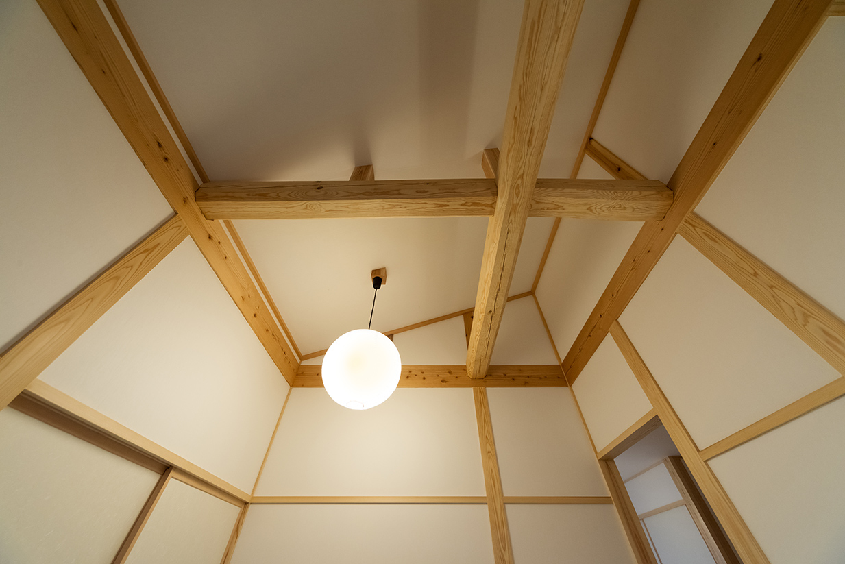 吹き抜けの天井