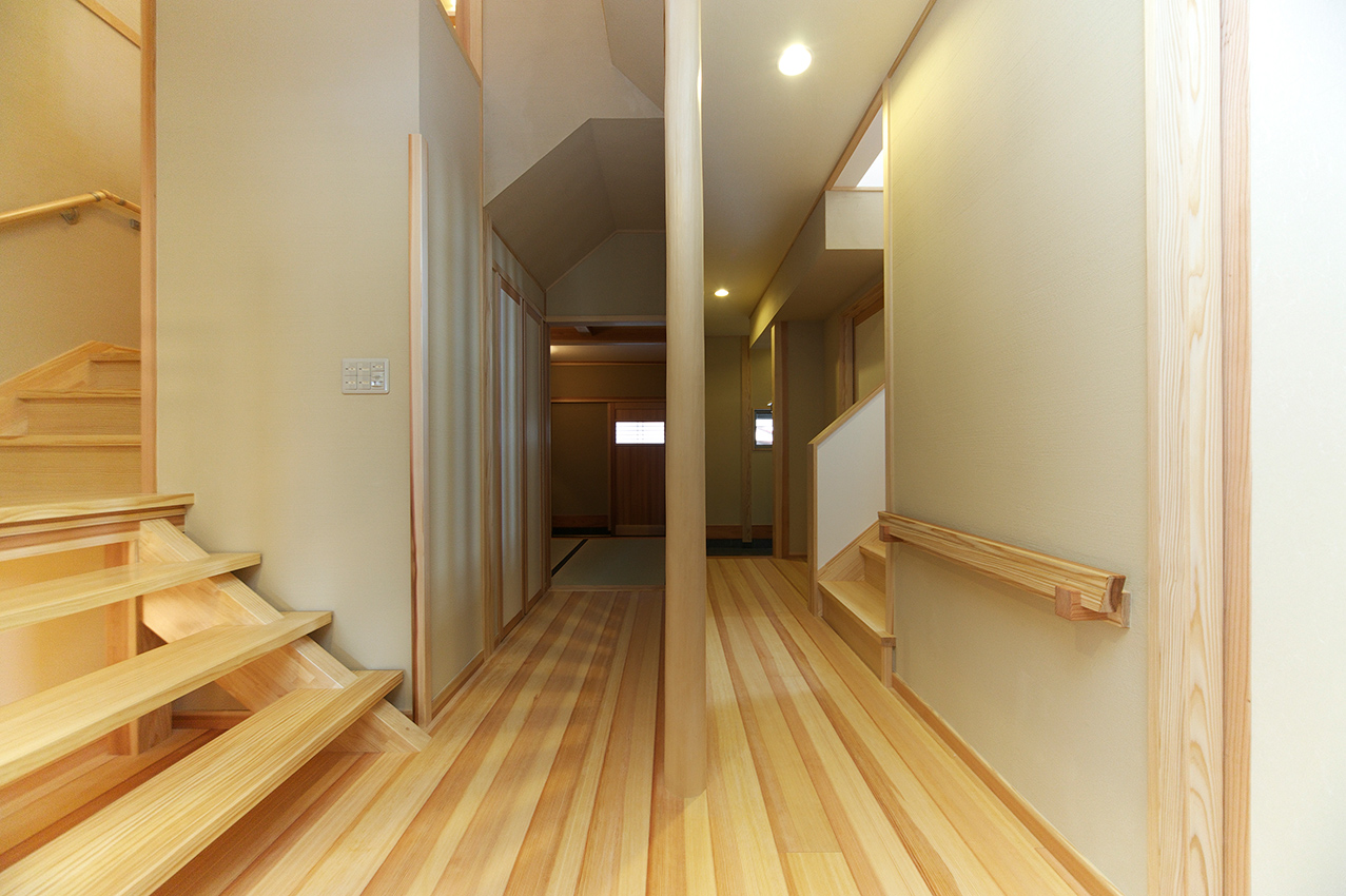 木のぬくもりを感じる廊下