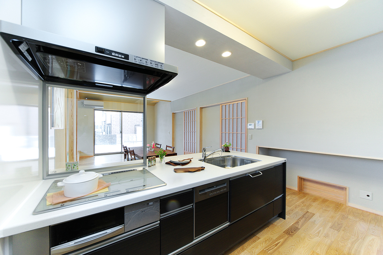 木質感の空間に映える黒のキッチン