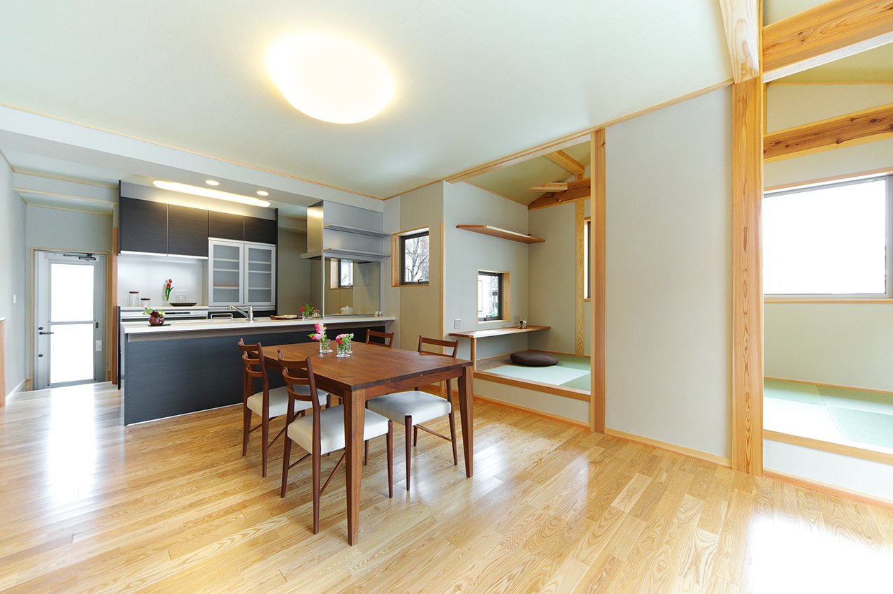 木と畳の温かみを感じるLDK