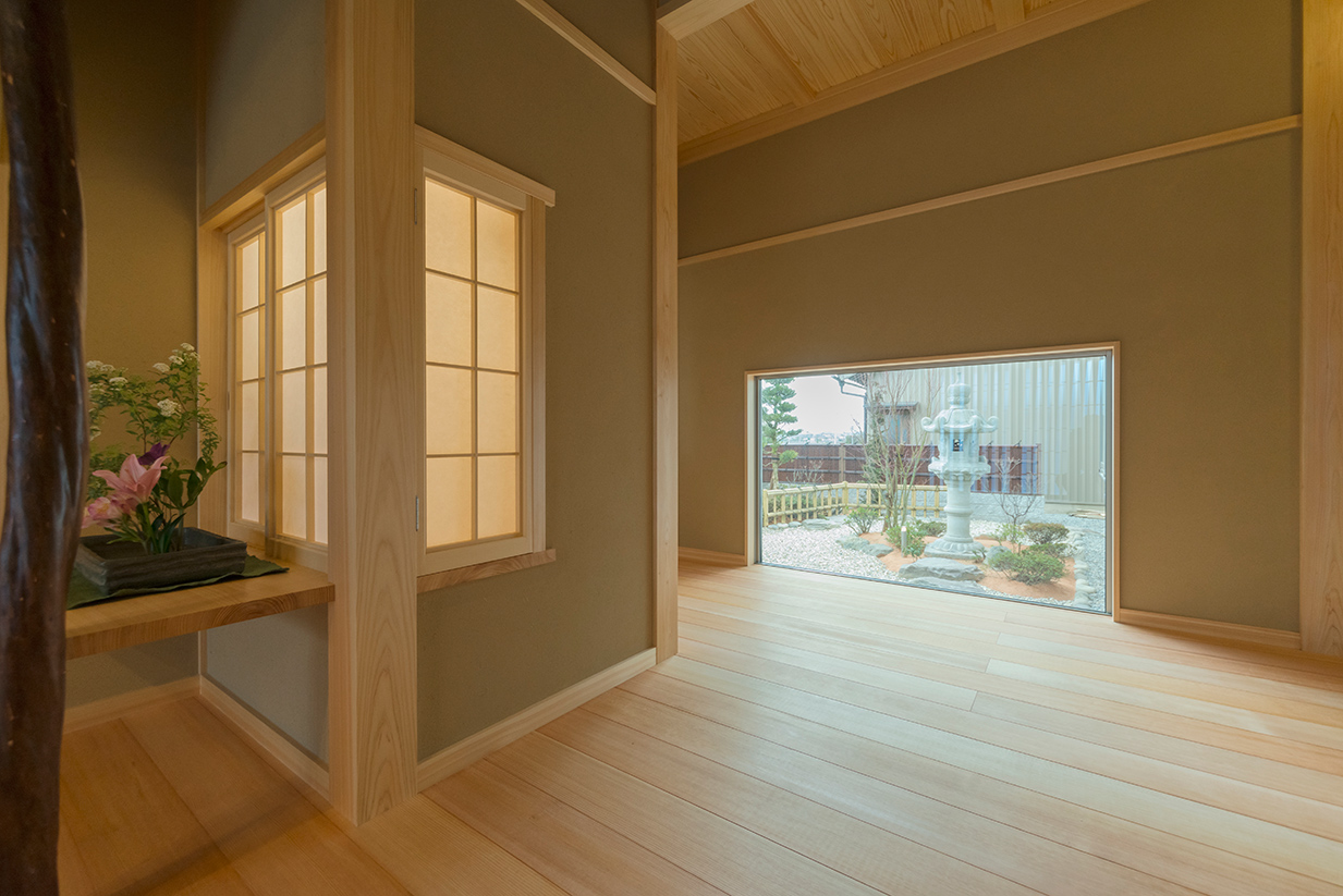 玄関の先にある庭の景色が見える窓
