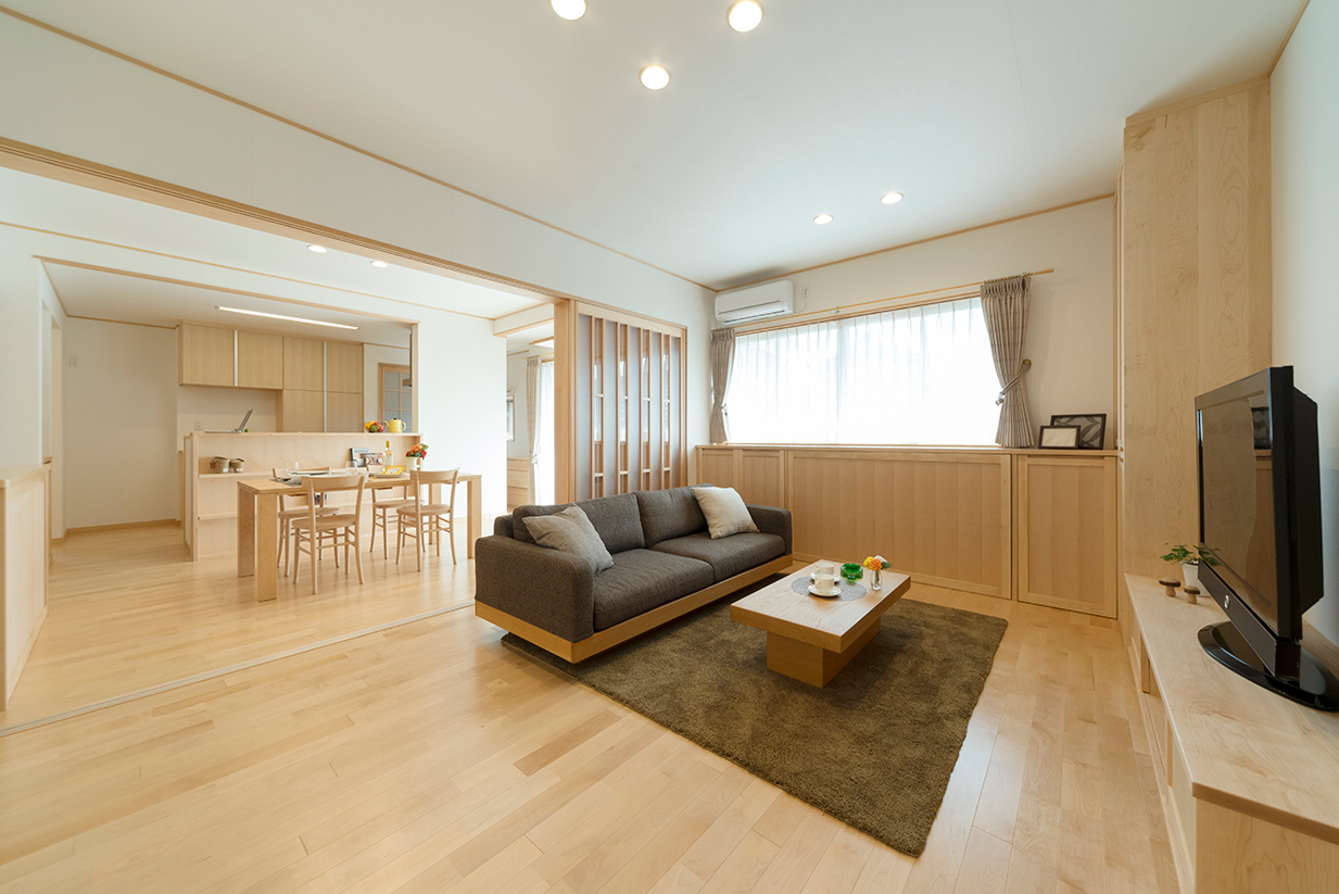 優しい色味の木材を使用した木質感のあるLDK
