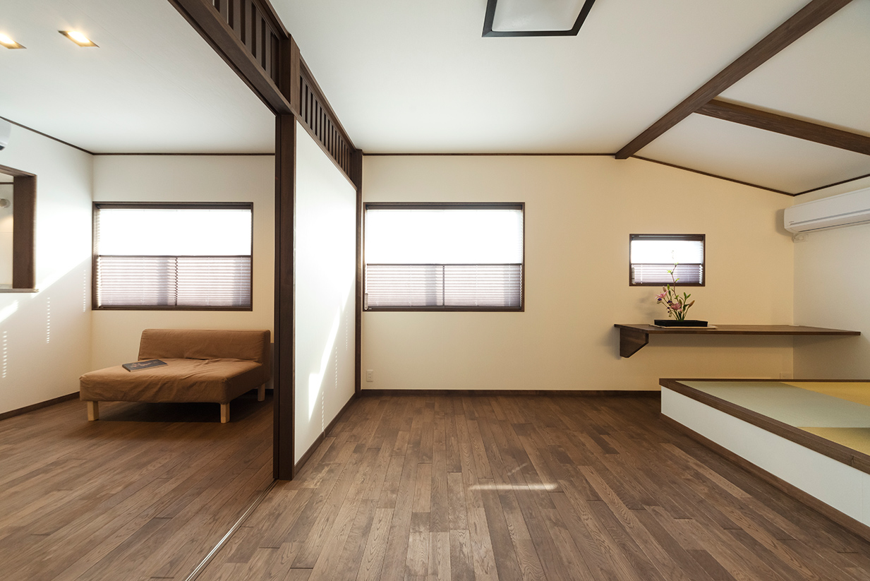 1階とは床材を変えたシックな雰囲気の2階