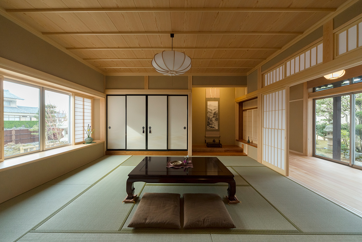 両側の窓から風が吹き抜ける上品な内装の和室