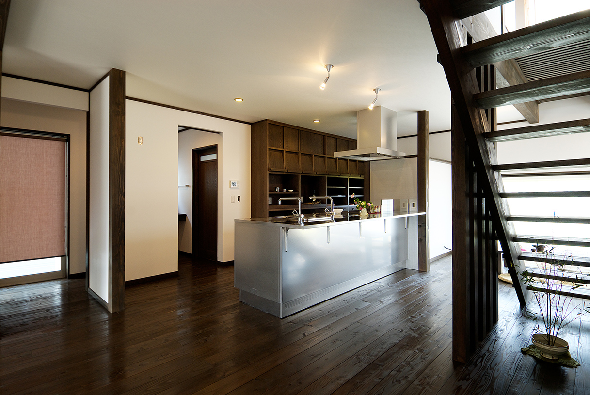 和の雰囲気のリビングに映えるステンレスのキッチン