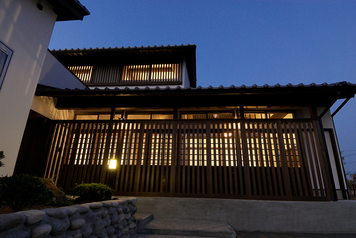格子から見える光が美しい夜の外観