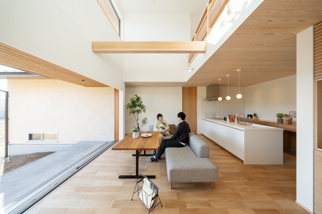 大開口と吹き抜けで内外上下につながる住まい