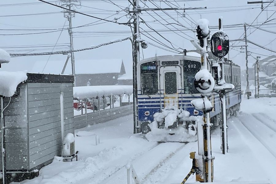 雪の中を走る福井の鉄道