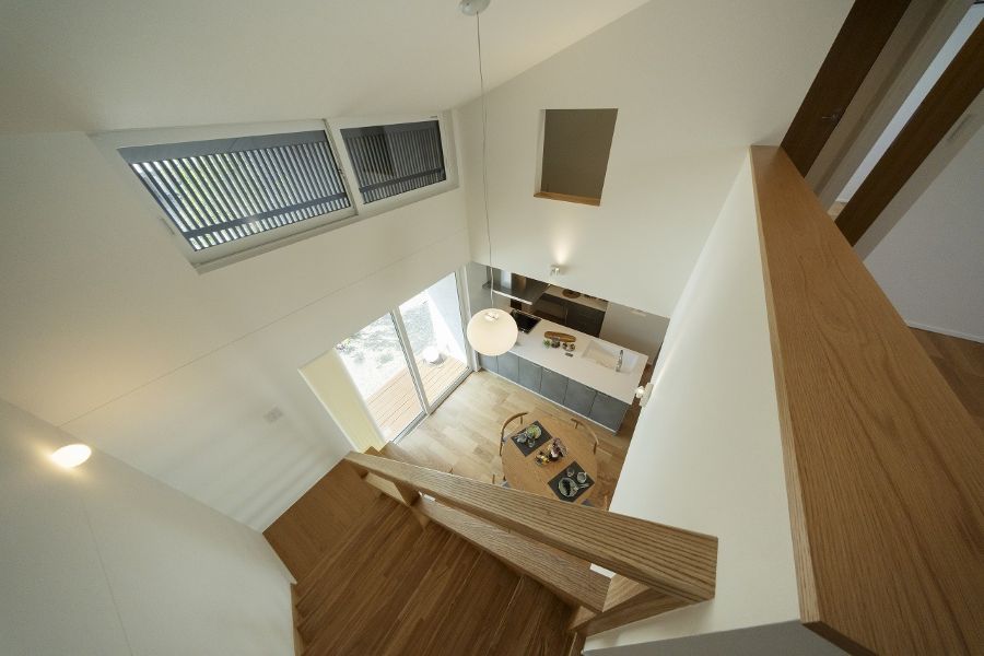 2階から吹き抜け越しに見下ろすリビング