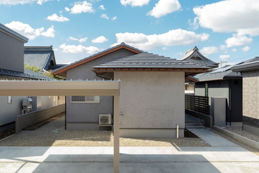 寄棟×切妻、グレーの2色づかいの平屋外観