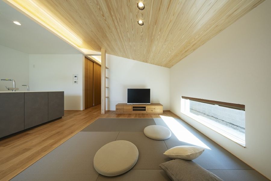 地窓から差し込む光が優しい畳リビング