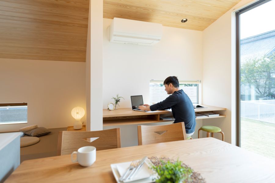 ダイニングの片隅にある明るいワークスペース