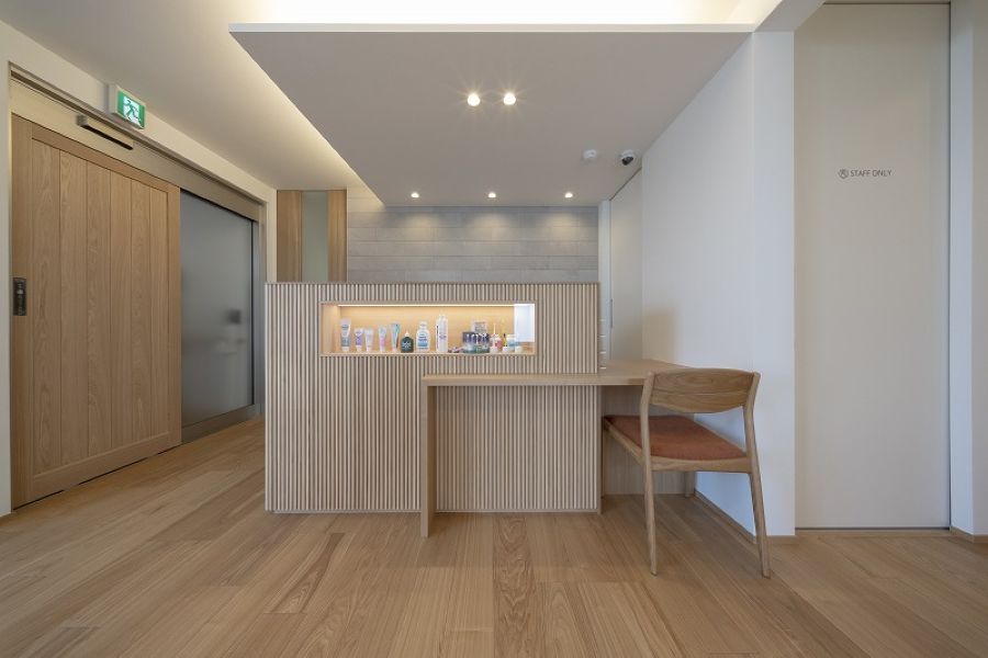 アースカラーで優しげな雰囲気に仕上げたクリニック受付