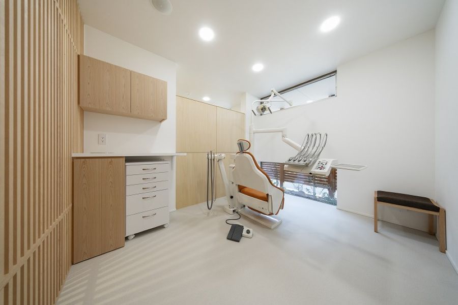 ナチュラルで清潔感ある内装のクリニック診療室
