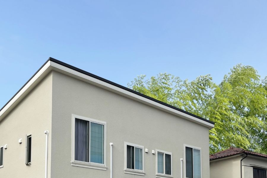 住宅地に建つ軒のない家