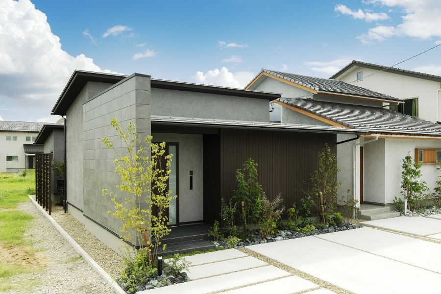 切妻屋根に玄関前には下屋風の庇