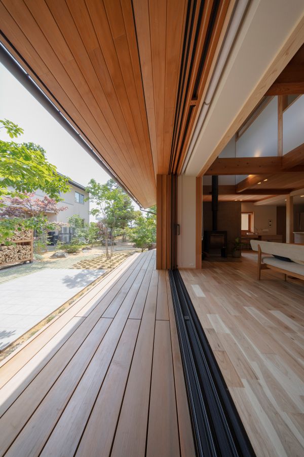 リビングとフラットにつながる軒下のデッキ空間