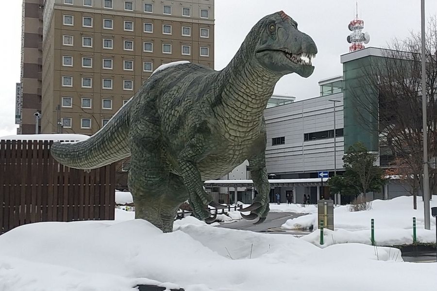 冬の福井駅前、大きな恐竜のモニュメント