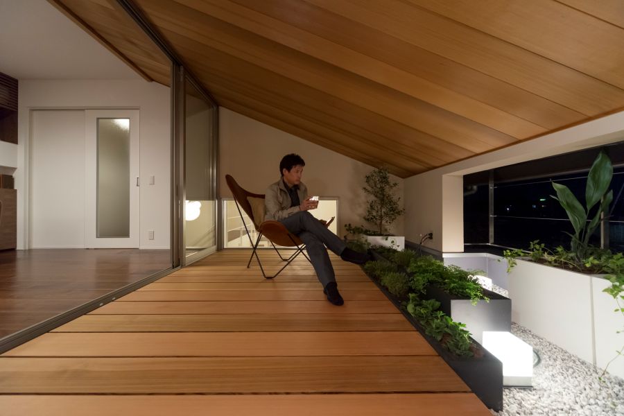 2階のインナーテラスでくつろぐ男性
