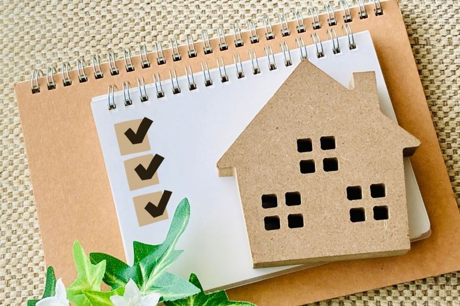 スケッチブックと木のオブジェ