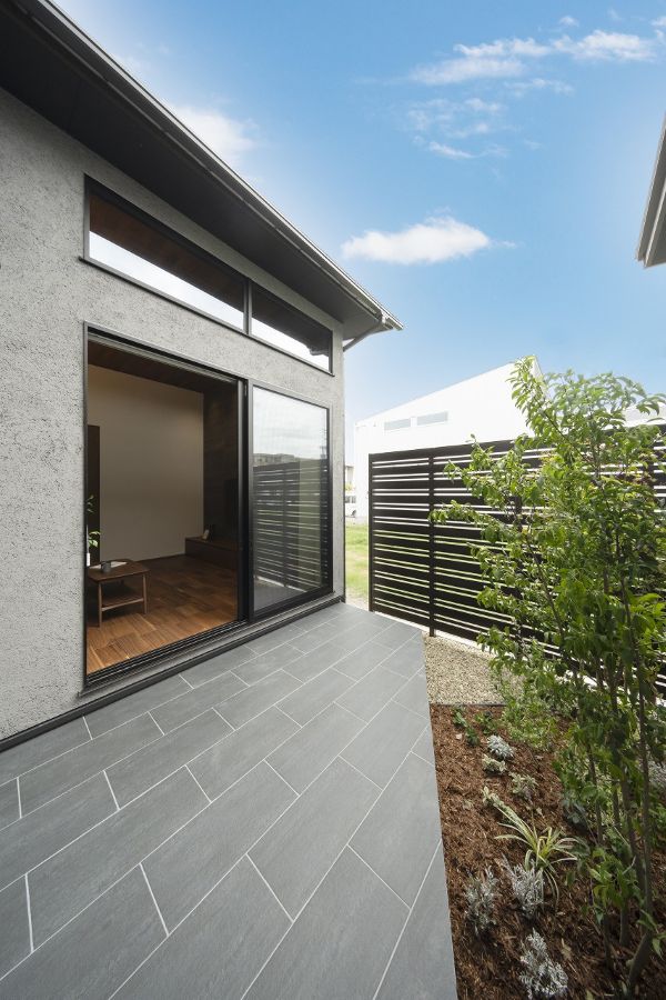 タイルデッキから眺める青空