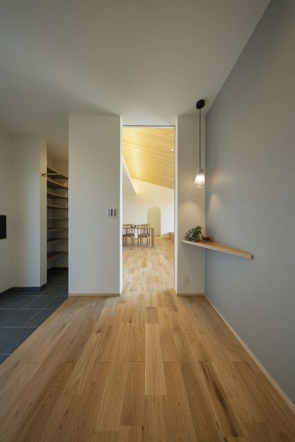 玄関ホールから見るLDK