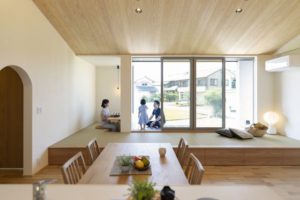 キッチンから見る畳コーナー