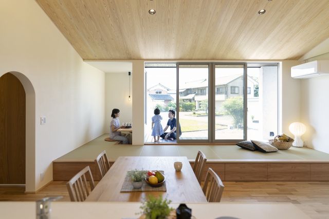 キッチンから見る畳コーナー