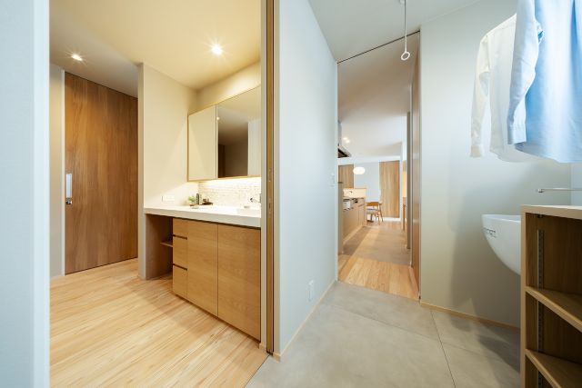 ランドリールームから見る洗面室とキッチン