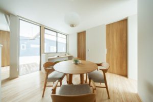 丸テーブルのダイニング