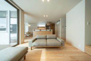 リビングから見るキッチン